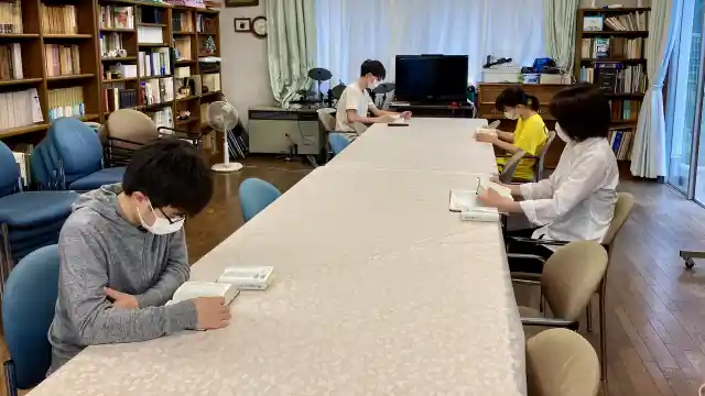 東北大学YMCA渓水寮で行われる朝拝の写真です。
